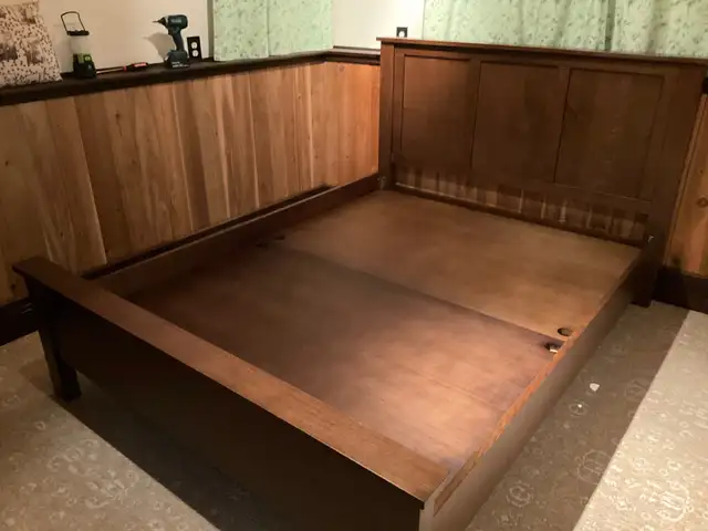 Solid wood Queen bed frame in Beds & Mattresses in Vernon - Image 2