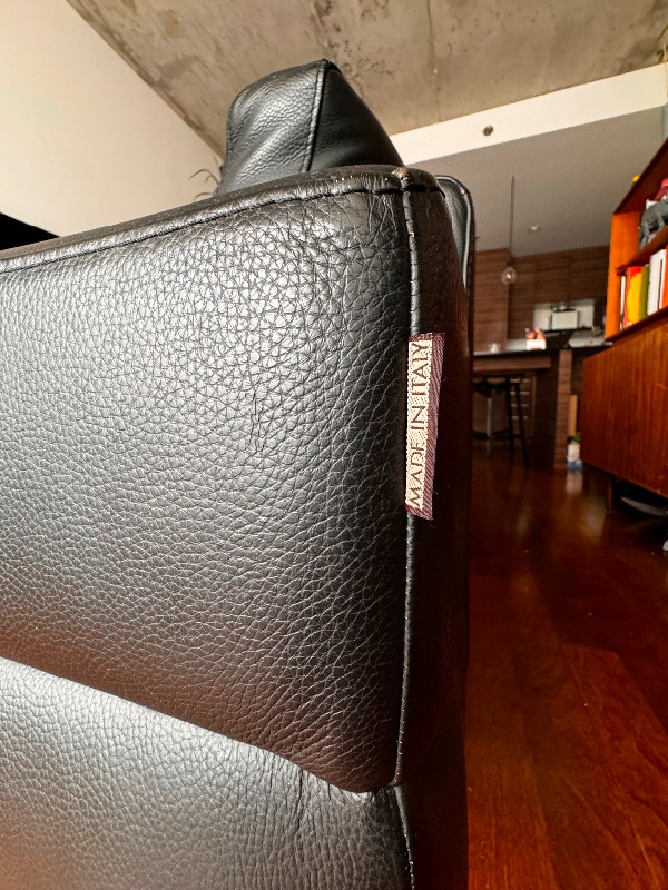 Italian black leather sofa in fair condition. dans Sofas et futons  à Ville de Montréal - Image 4