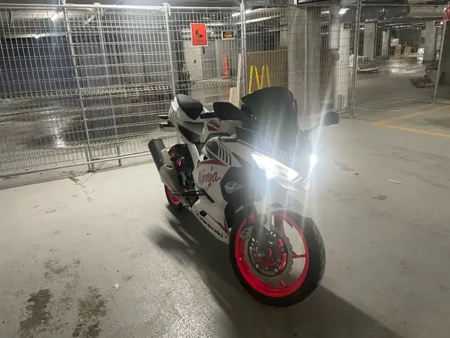 Ninja Kawasaki 400 ABS - 2023 in Sport Bikes in West Island - Image 2