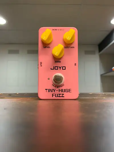 Get that Big Muff sound with this used Joyo Tiny-Huge Fuzz pedal, perfect for adding vintage flavour...