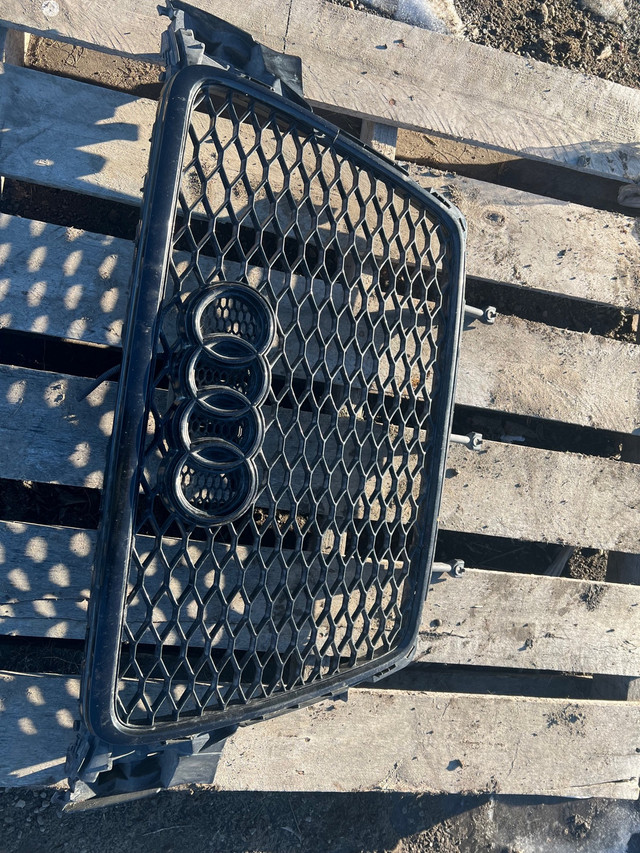 Audi A4 grille in Auto Body Parts in Calgary - Image 3