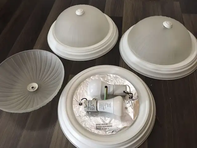 Ceiling mount lamp in Indoor Lighting & Fans in Kitchener / Waterloo - Image 3