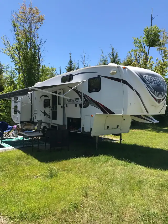2012 sabre 32bhts 5th wheel in Travel Trailers & Campers in Bedford - Image 2