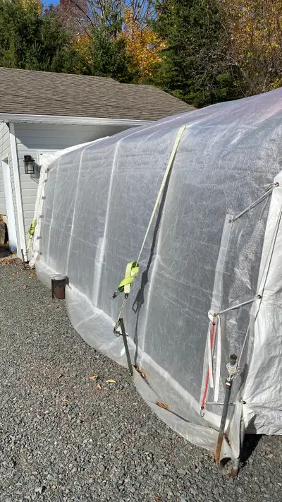 Abri d’auto 11x20 hauteur pour VUS. Toile en fabrene canadienne qualité supérieure. Tuyaux en acier...