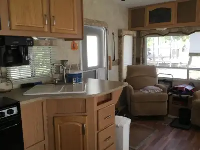 2007 Heartland Prowler 30’ 5th wheel, awning, 3burner stove with oven, Microwave, sleeps 4, free sta...