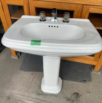 Lavabo sur pied blanc 3 trous très propre en excellente condition : 17,5 pouces de profondeur 32 pou...