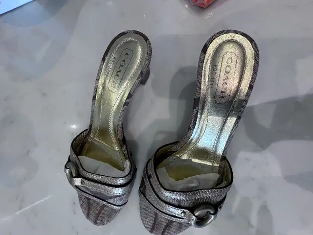 Women’s sandal in Women's - Shoes in City of Toronto - Image 4