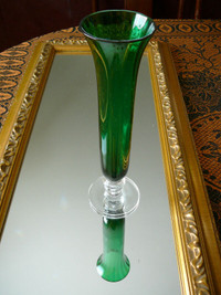 original vase solifleur en verre soufflé émeraude en trompette