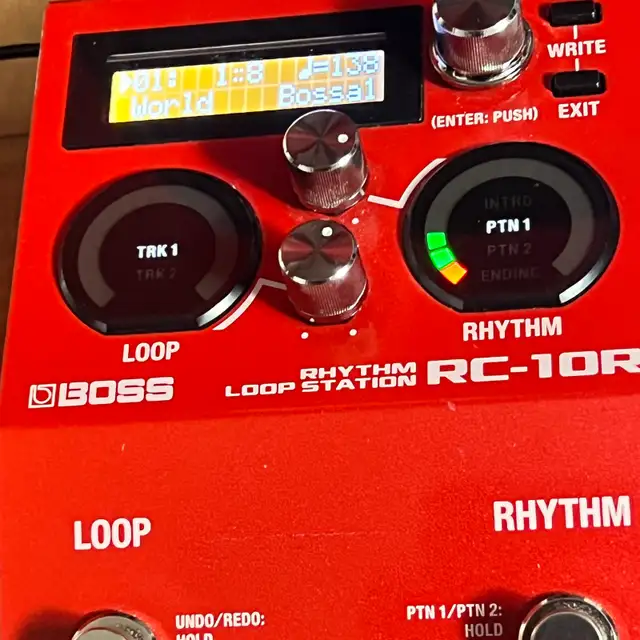 all pedals are wireless plus rechargeable Pedalboard and more  in Guitars in Ottawa - Image 3