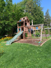 Kids play structure