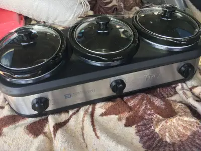 TRU slow cooker, 3 pot set, excellent condition, View more