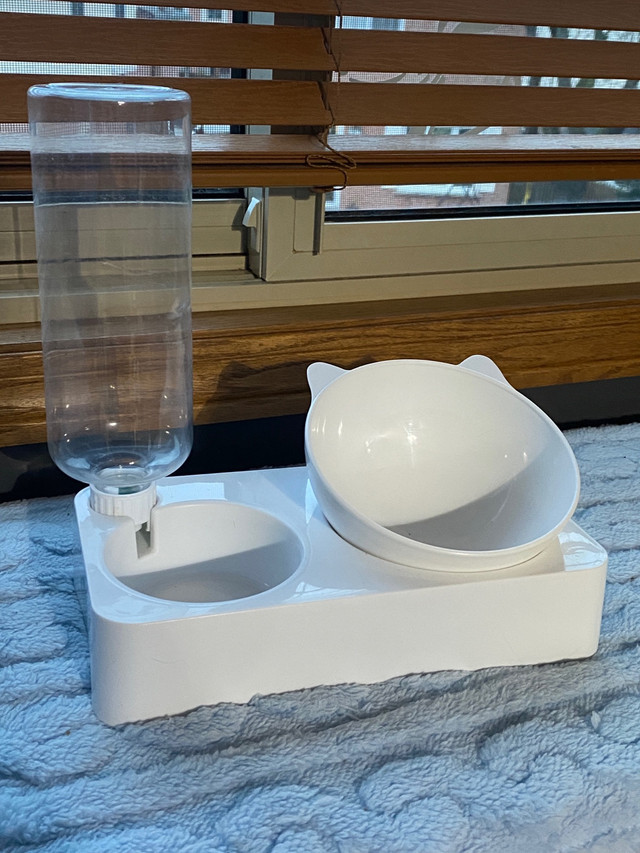 Pet food and water bowl in Accessories in Hamilton