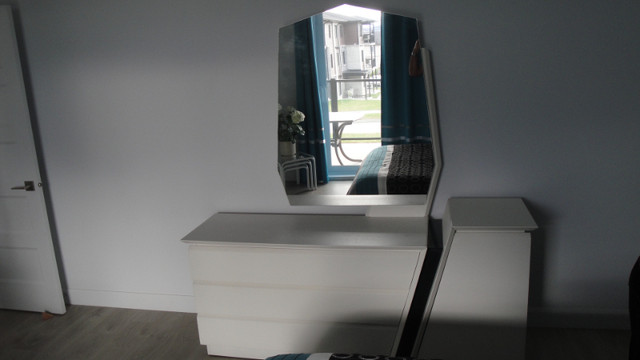 Mobilier de chambre blanc (Queen) 6 meubles dans Lits et matelas  à Sherbrooke - Image 2