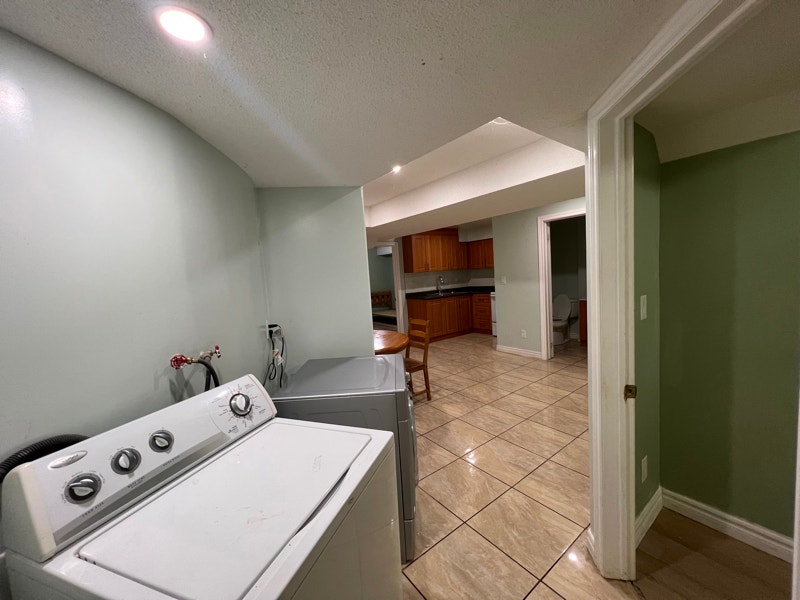 One bedroom in a basement apartment, Close to UTM Room Rentals