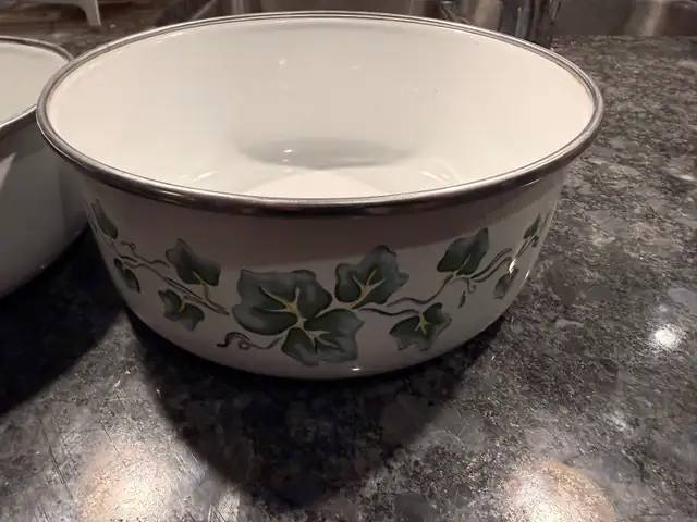 2 vintage ivy enamelware nesting bowls538903055822366725