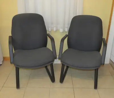 Superbes fauteuils d'appoint en tissu luxueux de couleur charcoal (verdâtre foncé). Structure d'acie...