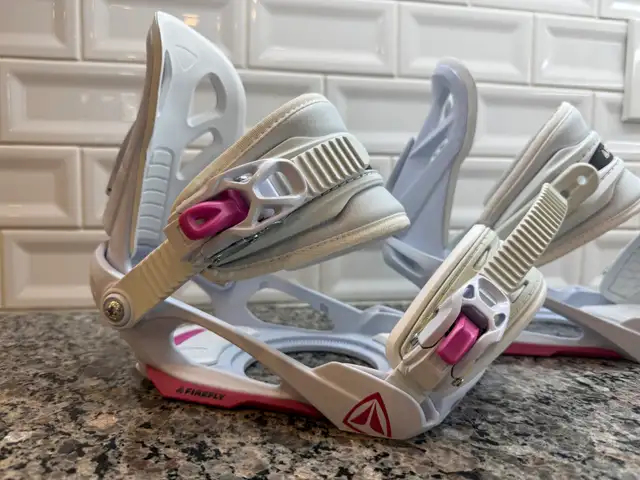 women’s Firefly snowboard bindings in Snowboard in Markham / York Region - Image 3