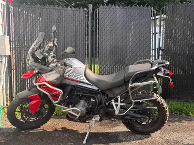Triumph Tiger 850 Sport 2021 en très bon état, avec seulement 19 056 km. Moto polyvalente, confortab...