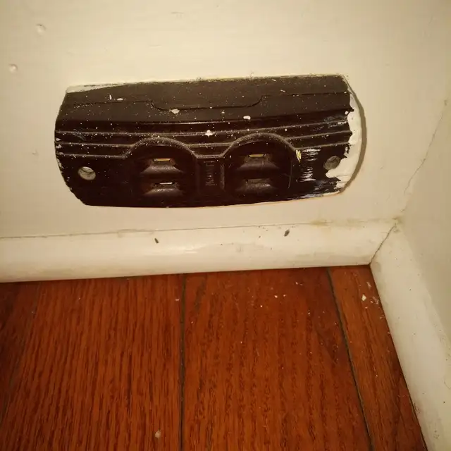 Vintage Art Deco Surface Receptacle - Leviton, Brown, 2-Prong in Arts & Collectibles in Markham / York Region - Image 3