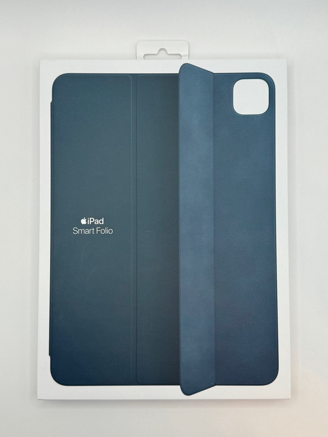 iPad Smart Folio Cover - White in iPad & Tablet Accessories in City of Toronto