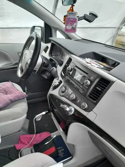 Une Toyota sienna 2012 à vendre , 323500 au kilometer, sienna à reparer, tout est corrected, merci.