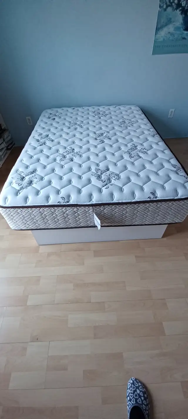 BASE DE LIT + MATELAS POUR LIT 2 PLACES in Beds & Mattresses in City of Montréal - Image 2