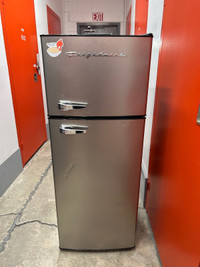 Refrigerator, 2 Door Apartment Size fridge with freezer 