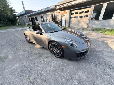 Cette Porsche 911 Carrera 4S est une voiture de sport d'occasion en excellente condition, offrant de...