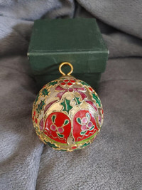 NEW 3D Gold Tone Mistletoe Christmas Ball Tree Ornament