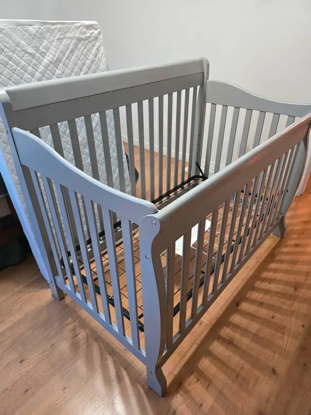 4 in 1 convertible crib in Cribs in Mississauga / Peel Region - Image 2