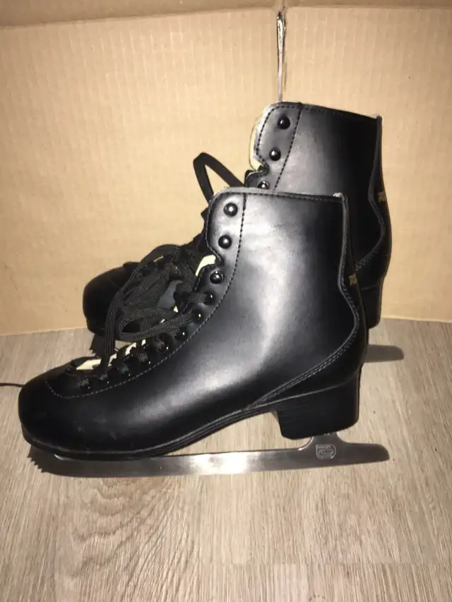 Black figure skates in Skates & Blades in City of Montréal - Image 2