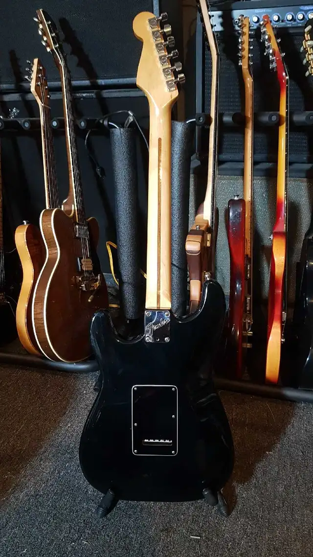 Vintage 1991 Fender USA Stratocaster in Guitars in London - Image 3