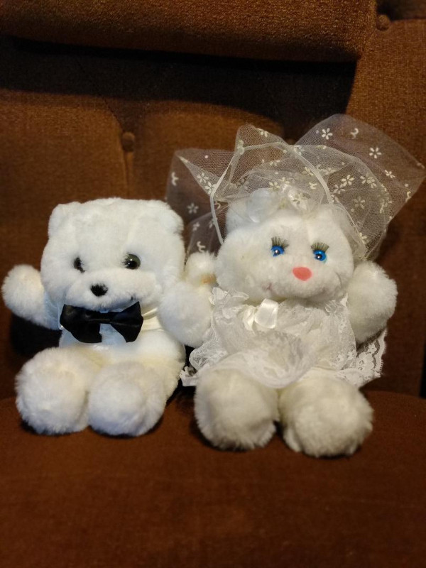BRIDE AND GROOM CUTE TEDDY BEARS in Arts & Collectibles in Hamilton