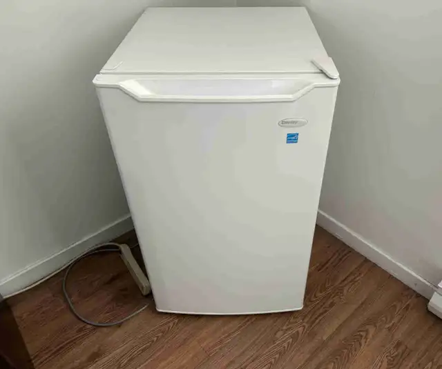 mini réfrigérateur  in Refrigerators in Sherbrooke - Image 2