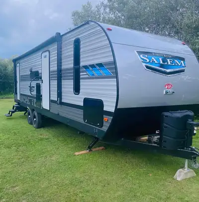 Selling a 2021 Salem Forest River 26DBUD travel trailer. Trailer is in immaculate condition. Sleeps...
