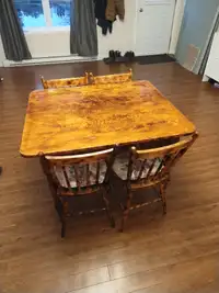 Table avec chaises antiques