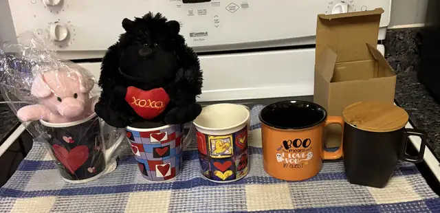Themed Coffee Mugs and plush dolls64840219466498120