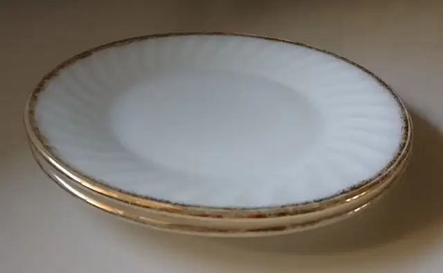 Vintage Fire King Oven Ware 9" White Dinner Plates with Gold Rim in Arts & Collectibles in Oshawa / Durham Region - Image 3
