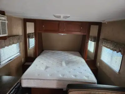 Well maintained, clean trailer that is ideal for someone single or a couple. Has a walk around bed w...