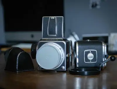 Included: Hasselblad 500C camera body Carl Zeiss 80mm f/2.8 Planar C lens A12 film back (6×6 format,...