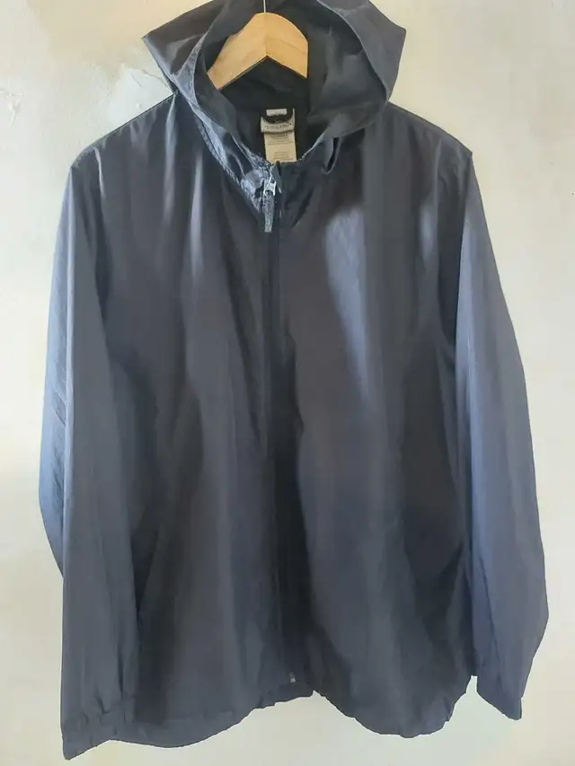 Black Nylon Hoodie - Lrg in Men's in City of Toronto - Image 2