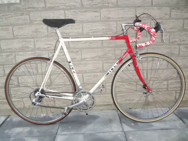 Vélo bicyclette de route course MIELE aluminium léger in Road in Granby - Image 2