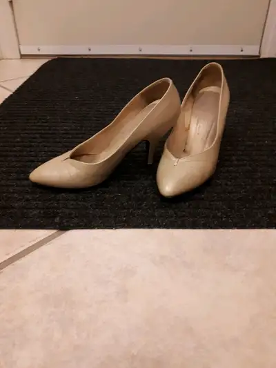 Classic high heel pump (size 7.5), View more