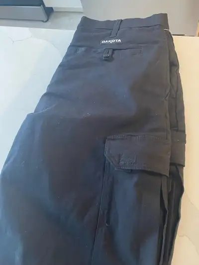 These are new Dakota work pants, perfect for any job site! Made from durable 320 g [9.4 oz] 98% cott...