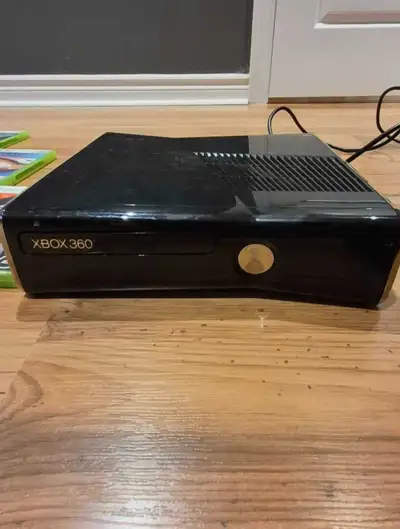 Je vends ma console Microsoft Xbox 360 usagée, livrée avec une manette, les câbles nécessaires et un...