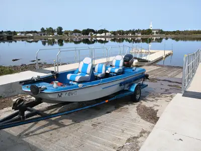 Bass boat 16', Merc. 60 HP, electric troll motor, 2 electric winch, 2 gas tanks, bilge pump, fish st...
