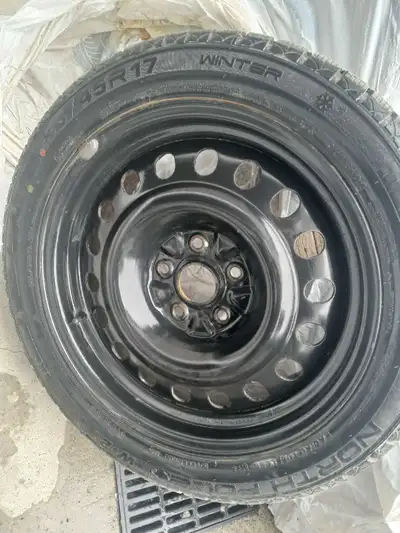 4 Pneus d'hiver montés sur roue 235/45R17 Seulement 4500km d'usure