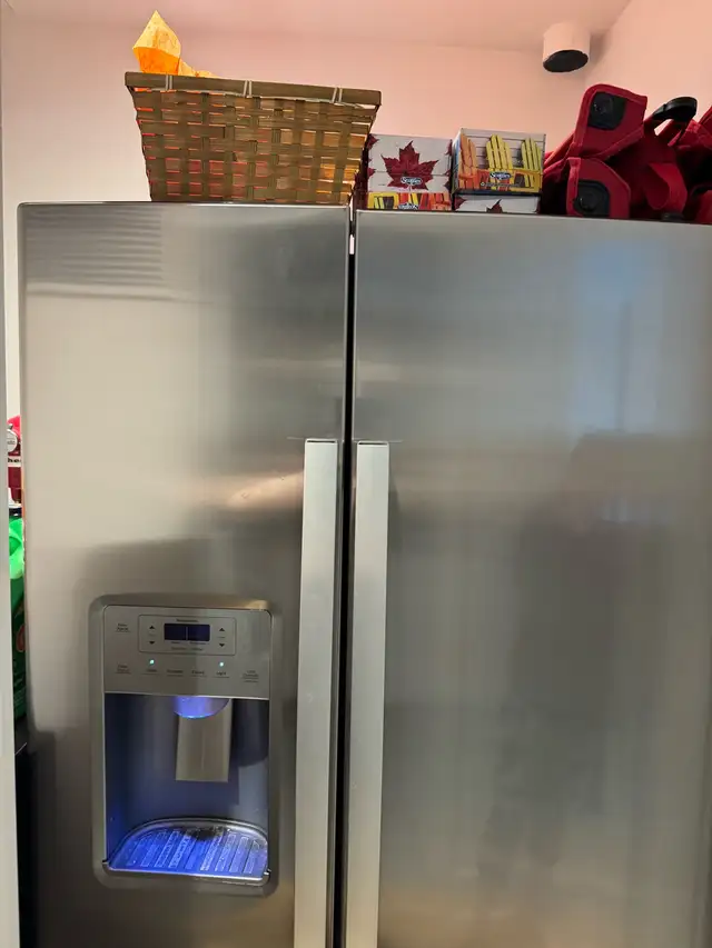 2 door steel LG fridge and freezer with ice maker in Refrigerators in City of Montréal - Image 2