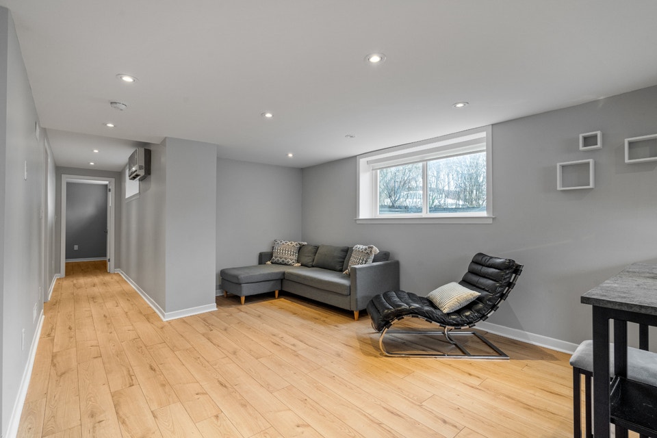 Modern Legal 2-Bedroom Basement – Near GO & Beaches 3