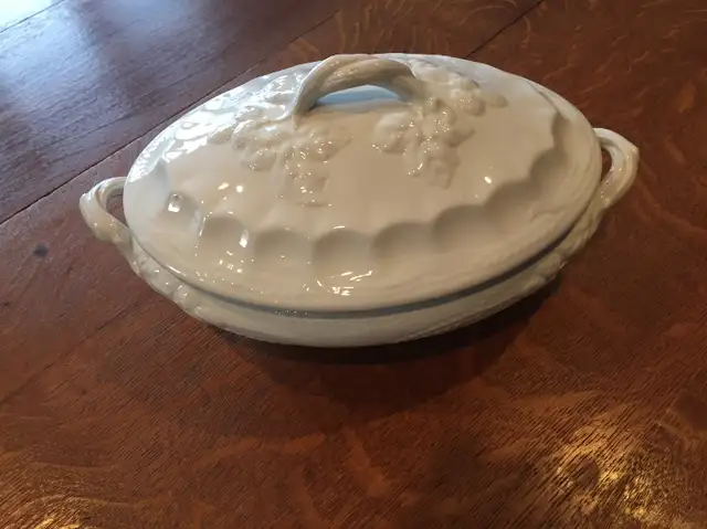 Vintage porcelain tureen63234577649539124